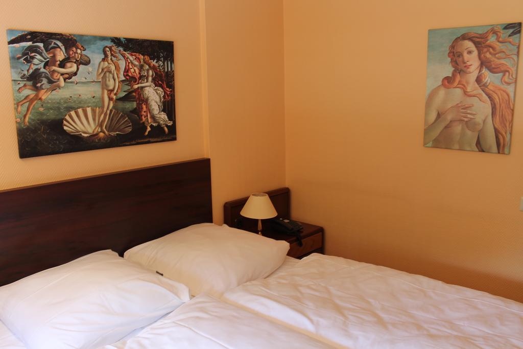 Wiking Hotel เฮนชเตดท์-อุลซ์บวร์ก ภายนอก รูปภาพ