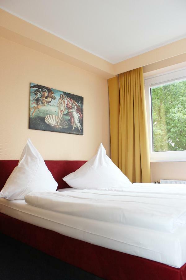 Wiking Hotel เฮนชเตดท์-อุลซ์บวร์ก ภายนอก รูปภาพ